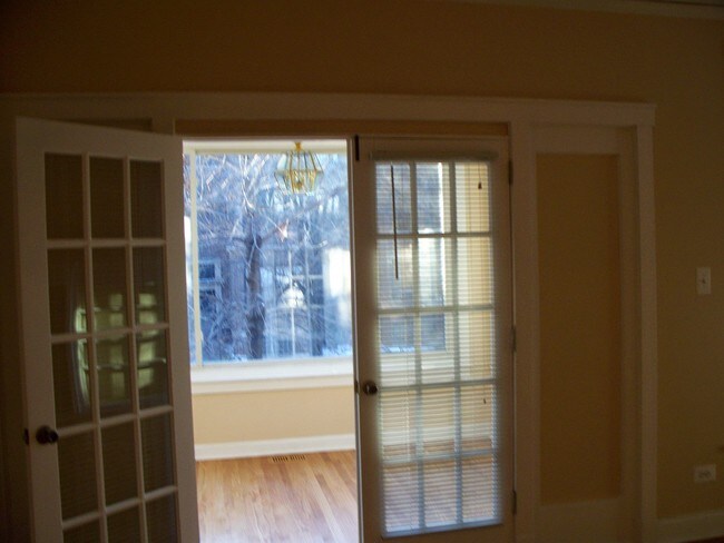 room - 5121 S Ingleside Ave
