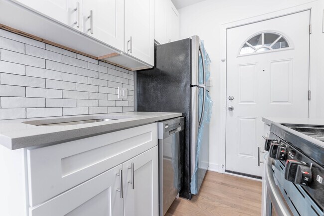 Photo - 518 W Cornelia Ave Apartment