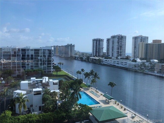 Foto del edificio - 800 Parkview Dr
