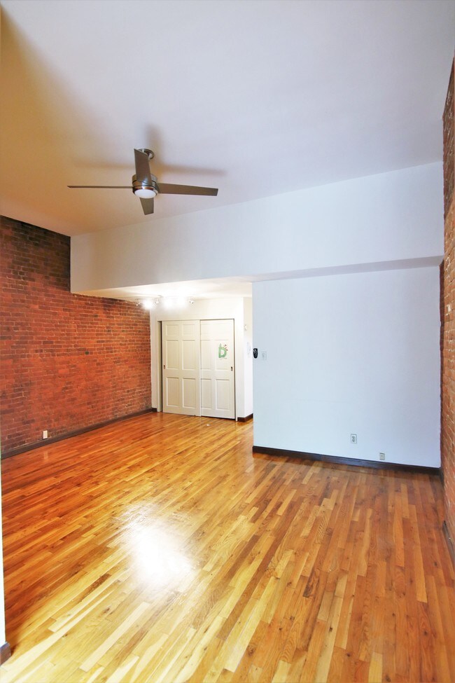Building Photo - 112 W 71st St