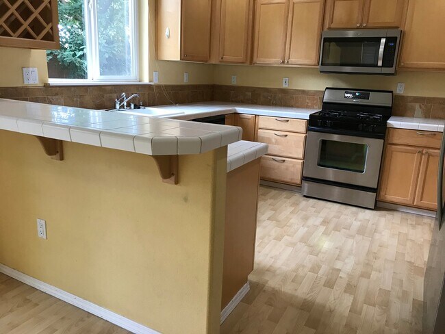 Building Photo - Spacious and Unique Home , 3 Bedroom, 2.5 ...