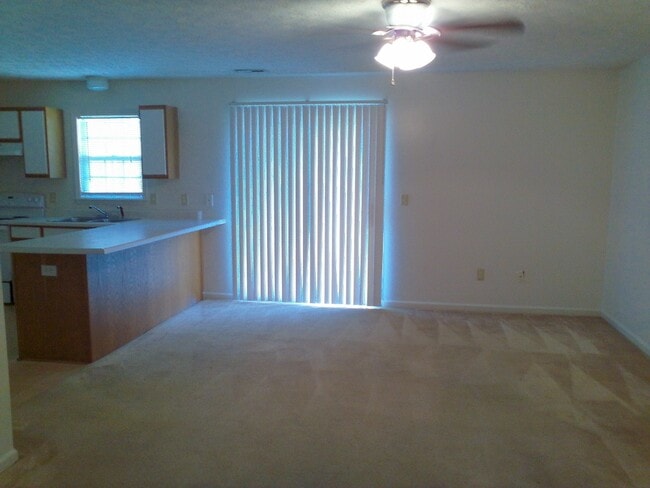 Foto del edificio - 2 Bedroom, 1 bath apartment - Downstairs Unit