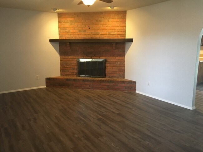 Foto del edificio - Nice three bedroom/ two bath family home.