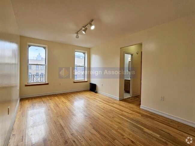 Building Photo - 707 W 171st St