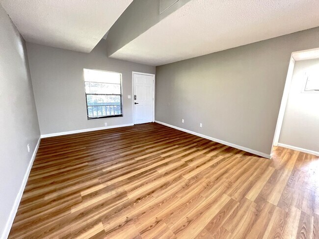 Foto del edificio - Updated 2 Bedroom / 1 Bathroom Upstairs Condo