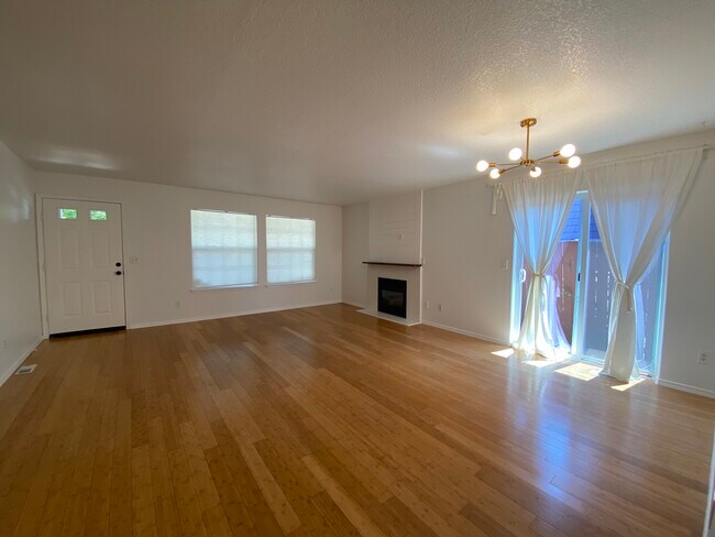 sala de estar/comedor abierta - 5023 Northeast 11th Avenue