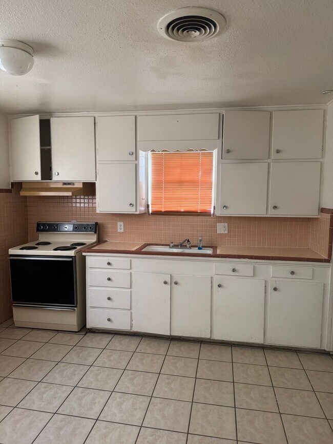 Foto del edificio - Large 2bedrooms 1bathroom bills separated ...
