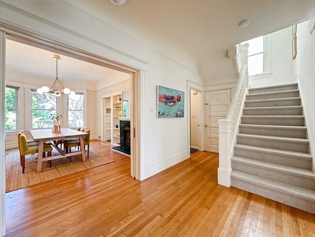 Building Photo - Beautiful 4BR+/3.5BA Edwardian Single-Fami...