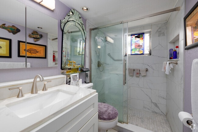 2BR, 1BA - 840SF - Bathroom - Fort King Manor - Unbeatable Location