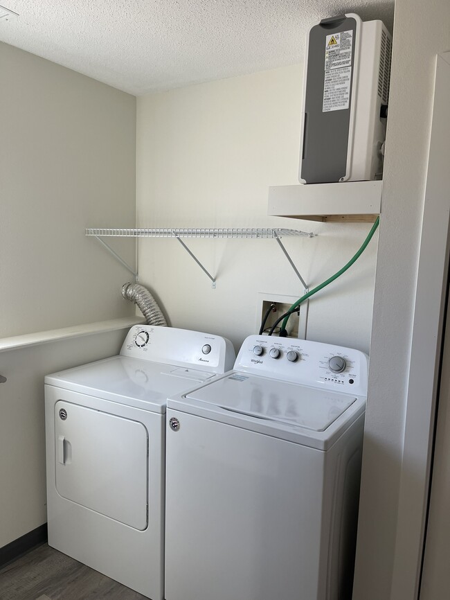 Washer and dryer - 1127 Roosevelt St