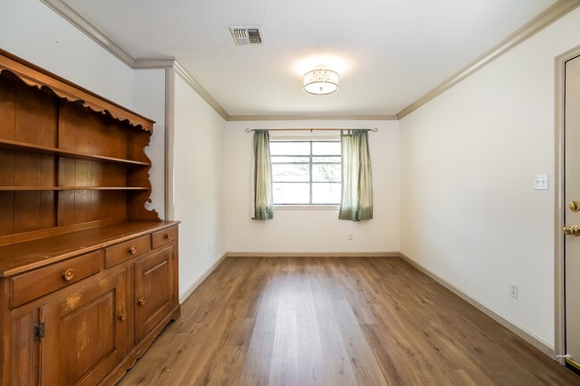 Building Photo - 6500 Lockhurst Dr