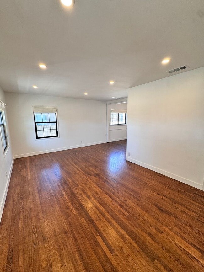 Building Photo - 5833 E Parapet St