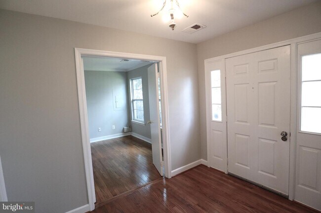 Building Photo - 8 Worthington Ct