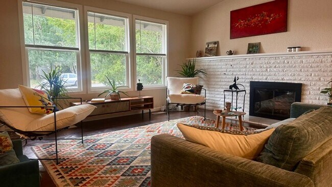 Foto del edificio - Beautifully remodeled 2 Story SFH 4 BD 2.5 BA+Large 2 car garage, Fenced Yard for rent
