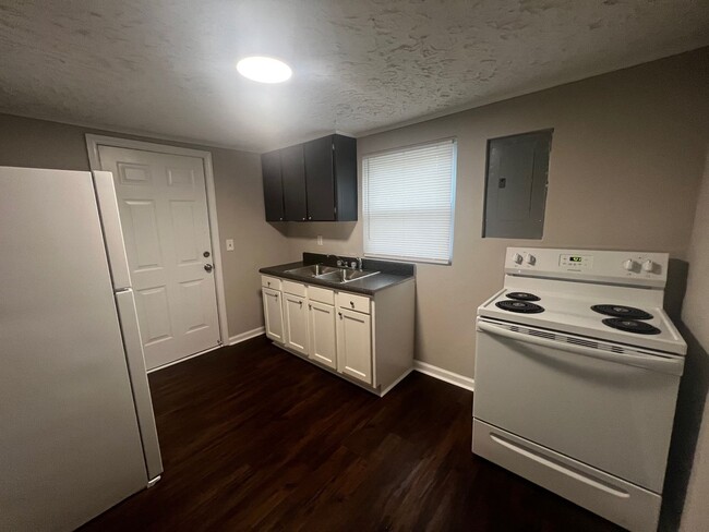 Building Photo - Freshly updated two bedroom, one bath hous...