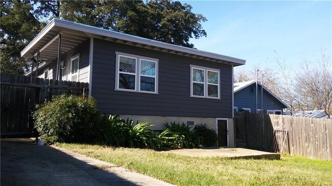 Building Photo - 1139 Poquito St