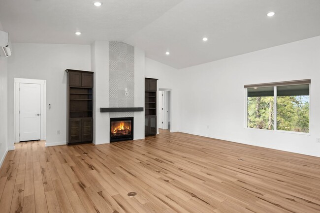 Building Photo - BEAUTIFUL Spacious Modern Grandview Single...