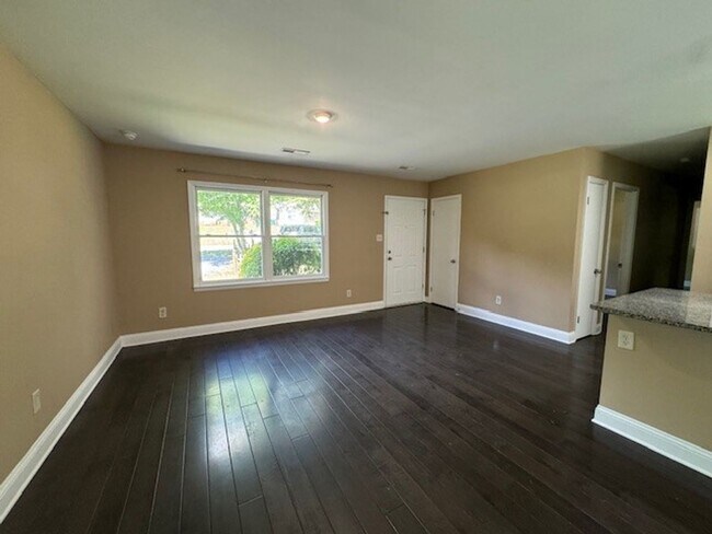 Building Photo - 3 bedroom 2 bath house! available now