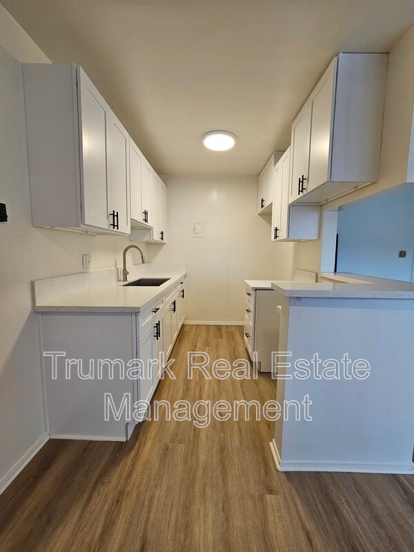 Building Photo - 337 Riverdale Dr