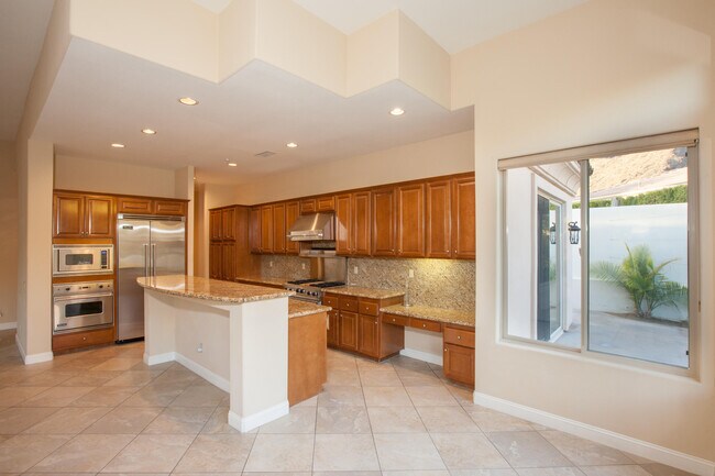 Foto del edificio - 639 Big Canyon Dr S
