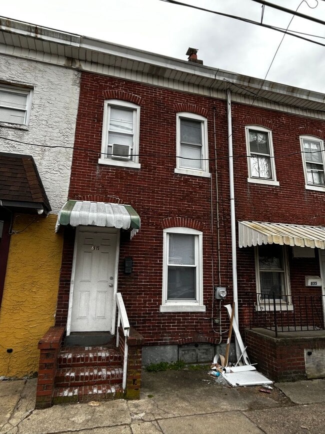 Building Photo - 837 Genesee St