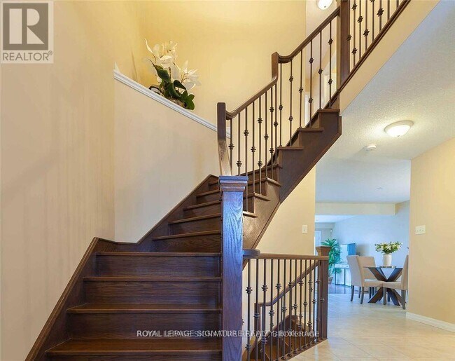 Building Photo - 523 Windflower Crescent