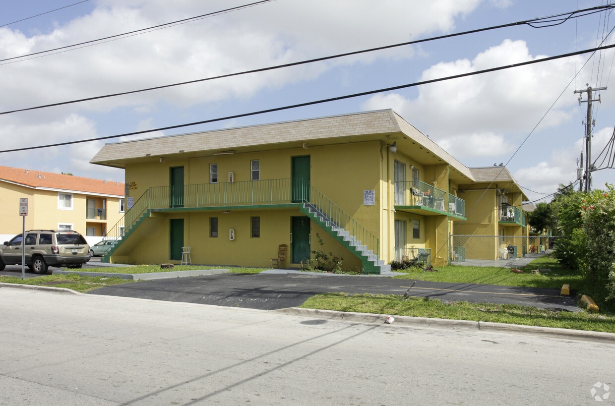 4585 - 4599 NW 9th St - 4585-4599 NW 9th St