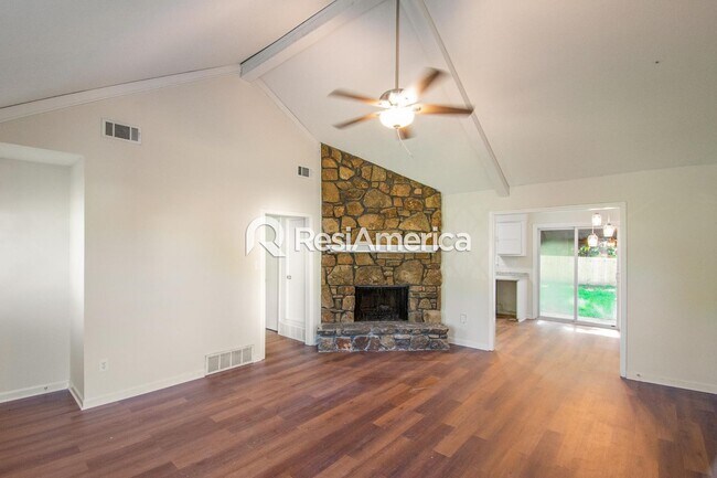 Building Photo - Newly Renovated 3/2 in 38128!