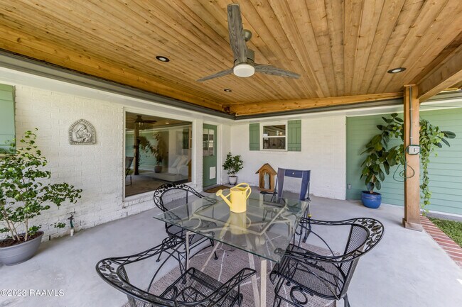 Building Photo - 124 S Locksley Dr