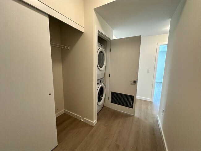 Photo du bâtiment - 1801 Riverside Ln