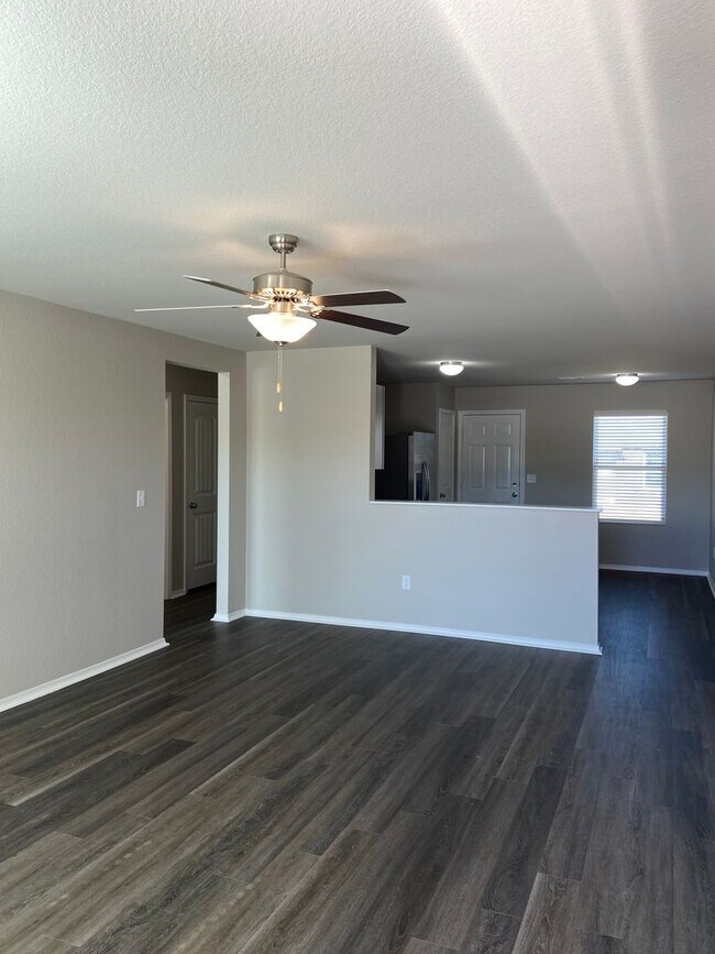 Foto del edificio - *AVAILABLE NOW! No Hidden Fees!* Three Bedroom | Two Bath Home in Conrad Court