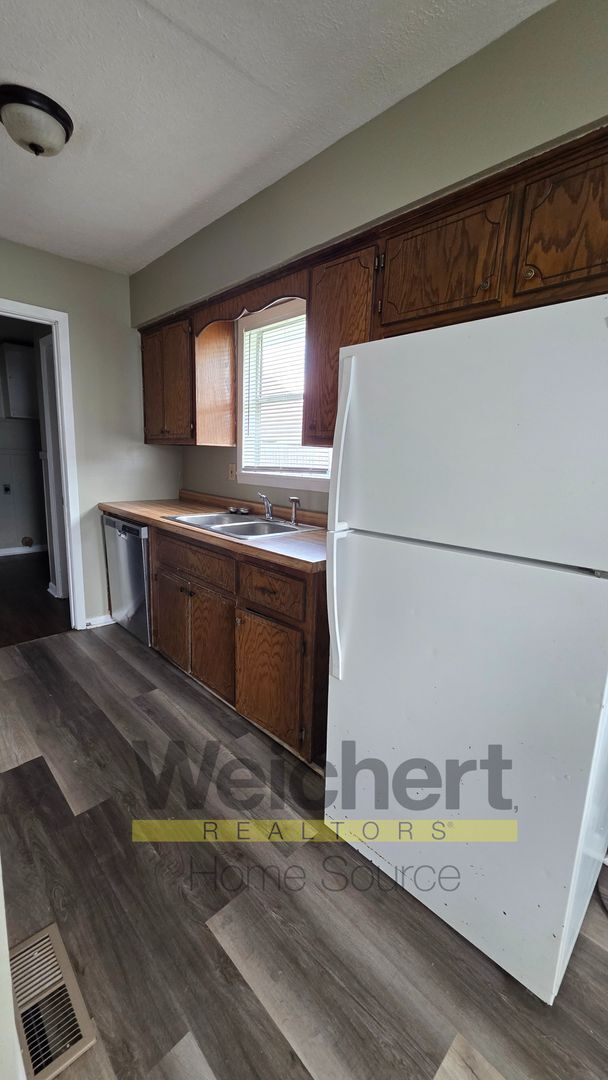 Building Photo - 3 bedroom, 2 bath Two-Story Home South Jonesboro