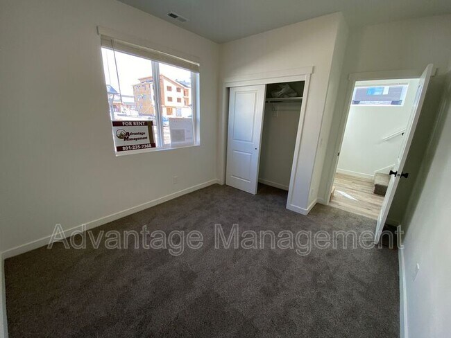 Building Photo - 1034 W 530 S