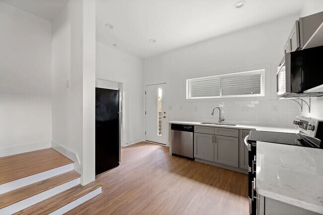 Building Photo - Room in 3 Bedroom Home at State St