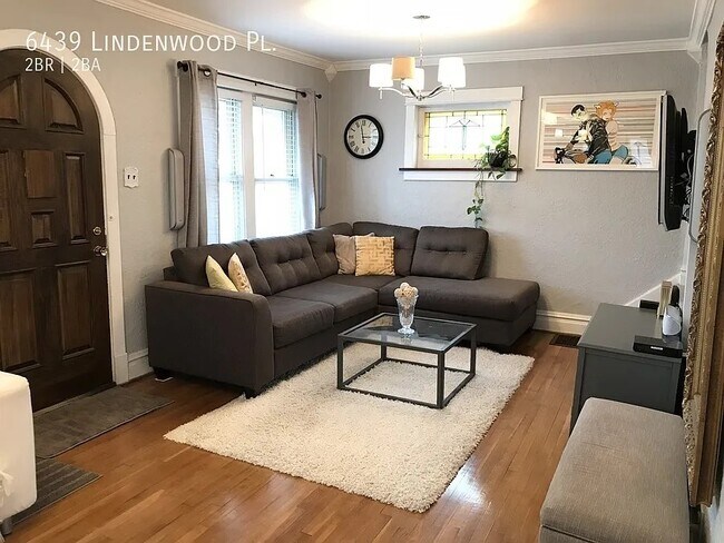 Foto del edificio - 6439 Lindenwood Pl