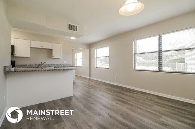 Building Photo - 568 Gardenia Cir