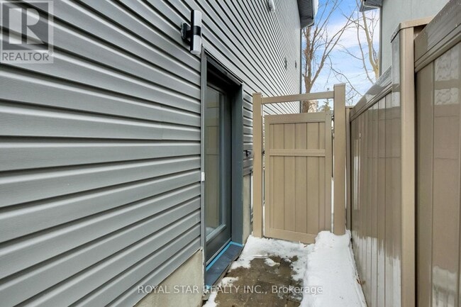 Building Photo - 547 Mutual St