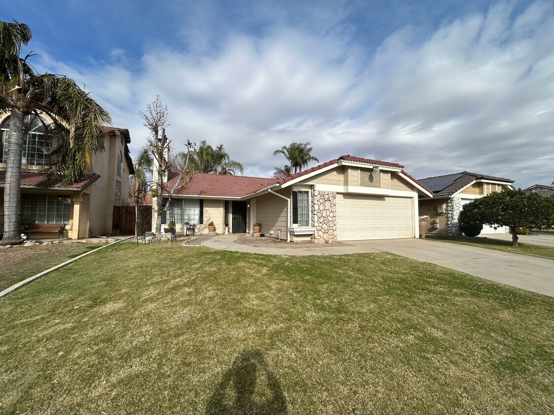 Cute 3 Bed/2 Bath Home in Oildale w/ Solar House Rental in