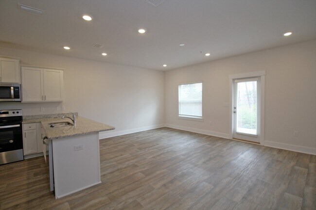 Foto del edificio - Don’t Miss This 3BR Townhome in North Pensacola — Garage, Modern Finishes, Community Pool & Easy ...