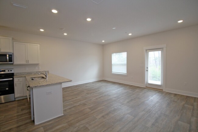 Foto del edificio - Limited Time! $250 Off — 3BR, 2.5BA Townho...