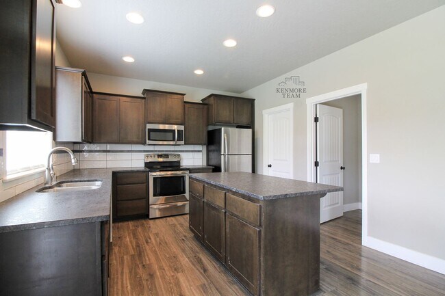 Building Photo - 4 Bedroom, 2.5 Bath Home in Kennewick