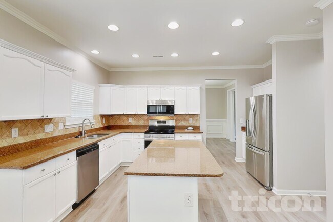 Building Photo - 1002 Hollingdale Ct