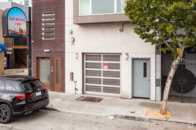 Entrance - 960 Harrison St