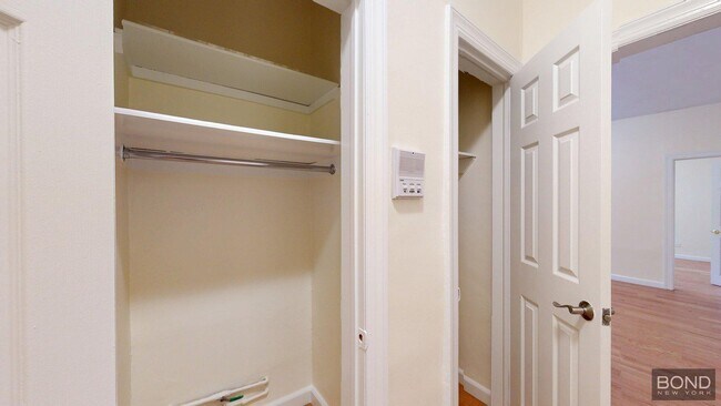 Foto del edificio - 218 W 10th St