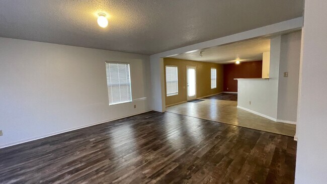Building Photo - HOUSE...4 Bedroom 3.5 Bath