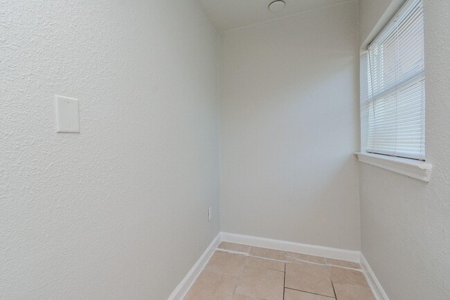 Building Photo - 2118 Thonig Rd