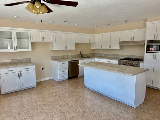 Building Photo - Large Single Story Home w/Loft