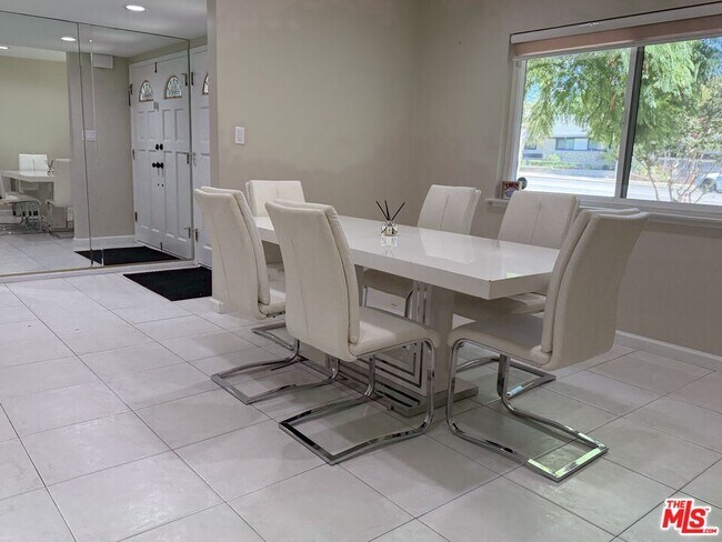 Foto del edificio - 10609 Reseda Blvd