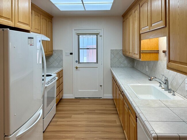 Foto del edificio - Bright and Spacious 4 Bedroom, 2 Bath Sing...