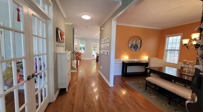 Foto del edificio - Charming 3-Bed Oasis with Hardwood Eleganc...